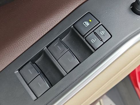 Used 2021 Toyota Highlander XLE image 23