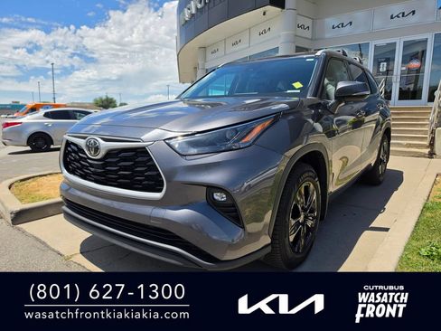 Used 2022 Toyota Highlander XLE AWD/4WD image 1