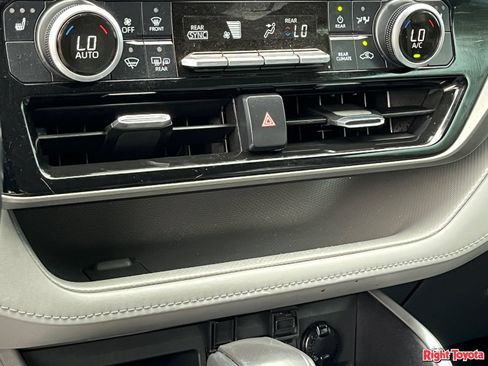 Certified 2021 Toyota Highlander XLE FWD image 30