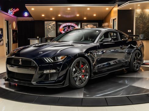 Used 2021 Ford Mustang Shelby GT500 w/ Carbon Fiber Track Pack RWD image 1