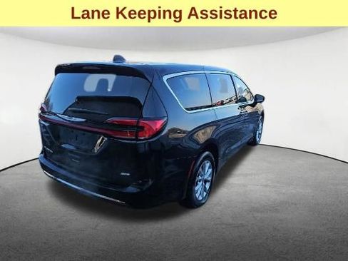 Used 2024 Chrysler Pacifica Touring-L image 5