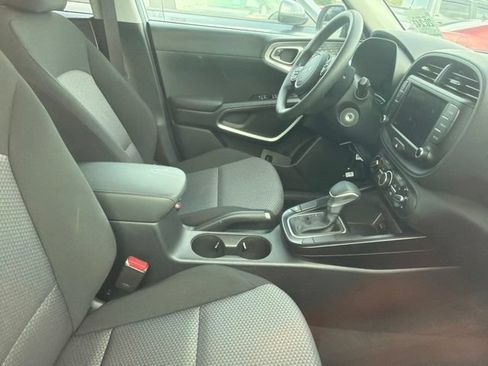 Certified 2025 Kia Soul LX w/ LX Technology Package FWD image 3