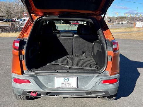 Used 2015 Jeep Cherokee Trailhawk w/ Comfort/Convenience Group image 9