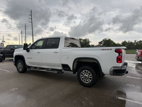 Used 2025 Chevrolet Silverado 2500 LT w/ Convenience Package AWD/4WD image 3