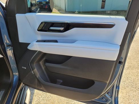 Used 2025 Chevrolet Tahoe Premier AWD/4WD image 10
