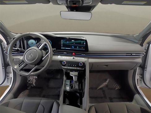 Certified 2025 Hyundai Elantra SEL image 28
