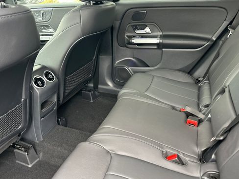 Used 2025 Mercedes-Benz GLB 250 image 12