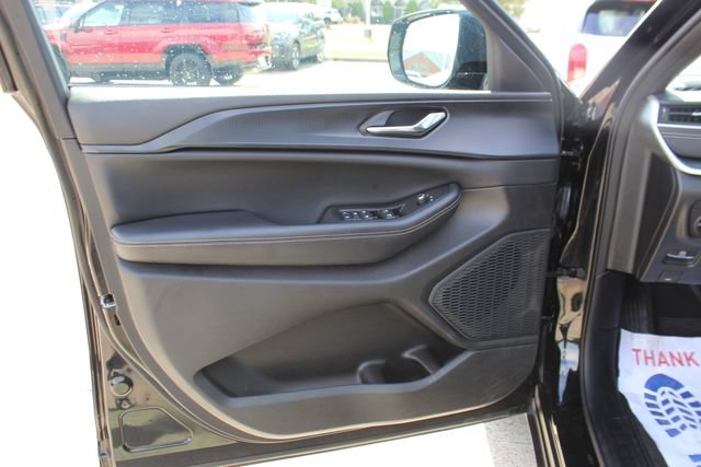 Used 2024 Jeep Grand Cherokee Altitude AWD/4WD image 8