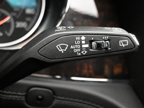 Used 2019 Bentley Bentayga image 78