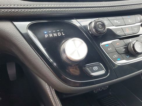 Used 2025 Chrysler Pacifica Limited image 18