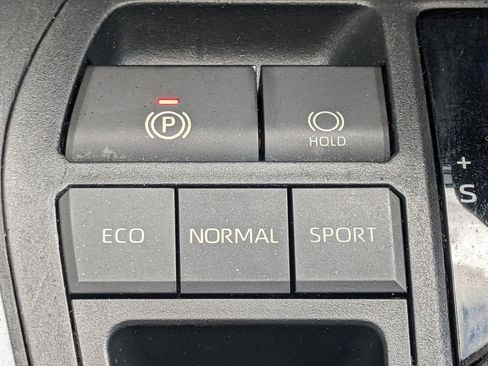 Used 2019 Toyota RAV4 XLE Premium image 29