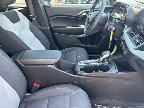 Used 2024 Chevrolet Trax LS w/ LS Convenience Package FWD image 14