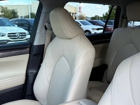 Used 2025 Toyota Highlander Limited AWD/4WD image 12