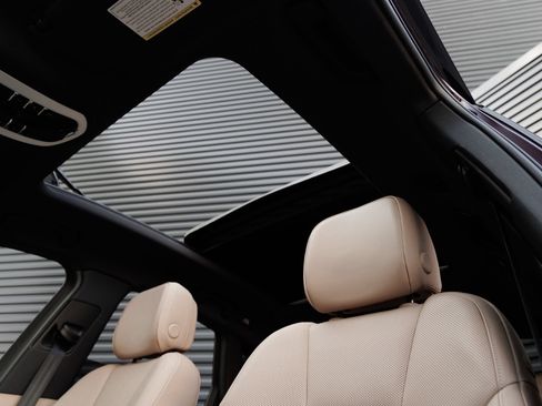 Certified 2025 Porsche Macan AWD/4WD image 14