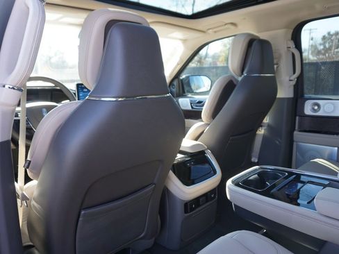 Used 2023 Lincoln Navigator Reserve image 15