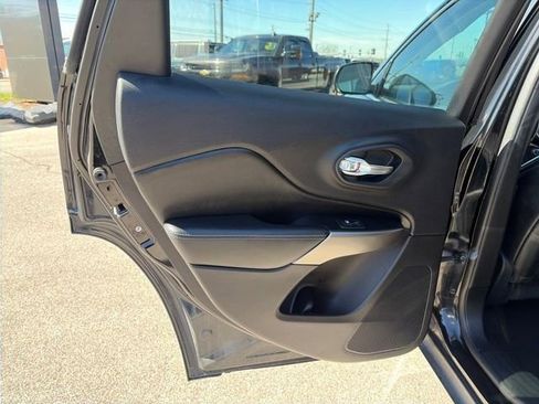 Used 2020 Jeep Cherokee Latitude Plus w/ Cold Weather Group FWD image 31