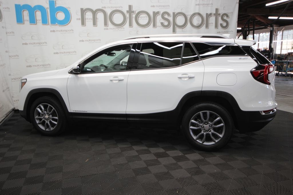 Used 2023 GMC Terrain SLT AWD/4WD image 3