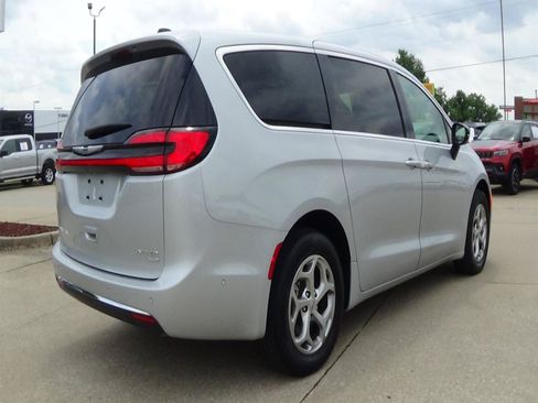 Certified 2024 Chrysler Pacifica Limited AWD/4WD image 6