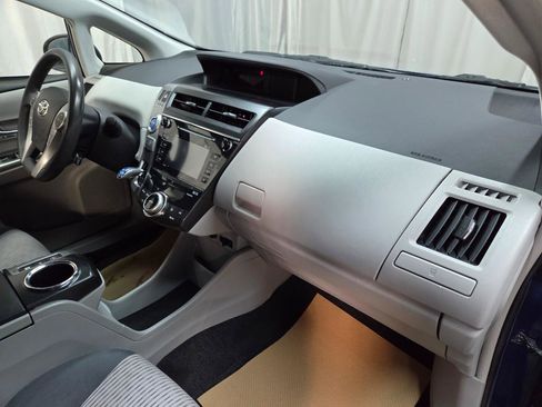 Used 2017 Toyota Prius V Three image 18