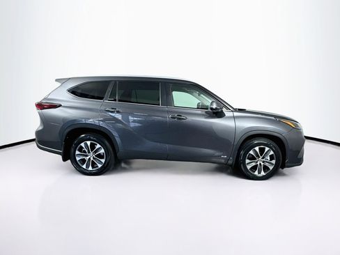 Used 2025 Toyota Highlander XLE AWD/4WD image 11