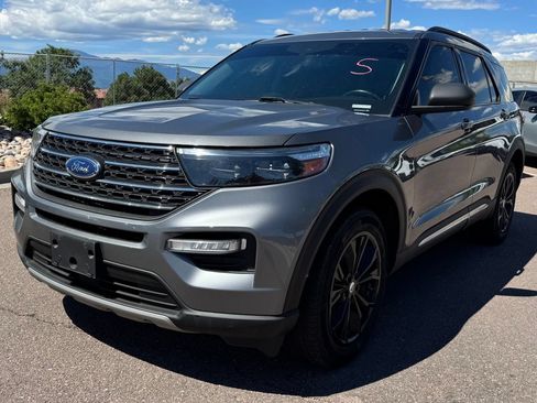 Used 2022 Ford Explorer XLT AWD/4WD image 3