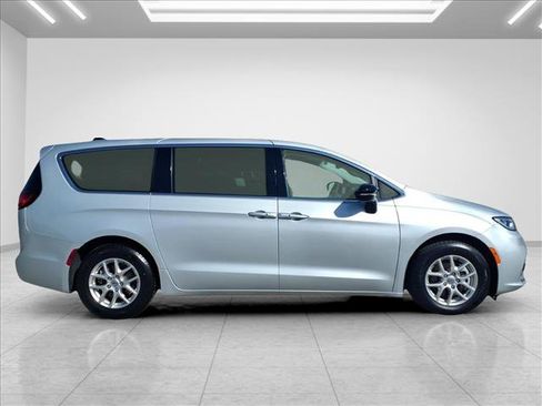 Used 2024 Chrysler Pacifica Touring-L FWD image 13