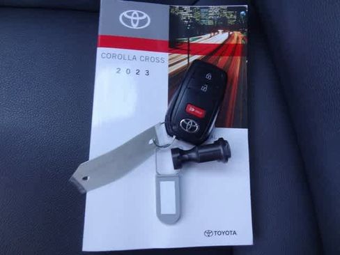 Used 2023 Toyota Corolla Cross XLE image 30