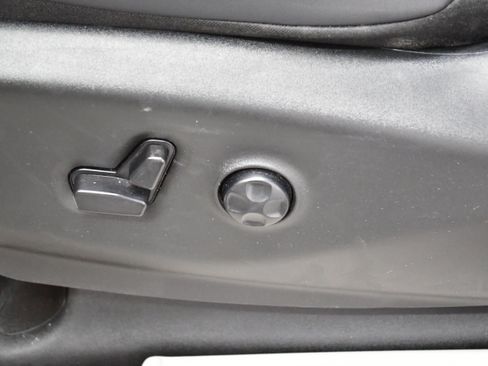 Used 2024 Chrysler Pacifica Touring-L FWD image 15