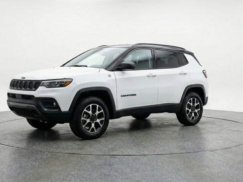 Used 2025 Jeep Compass Trailhawk image 3