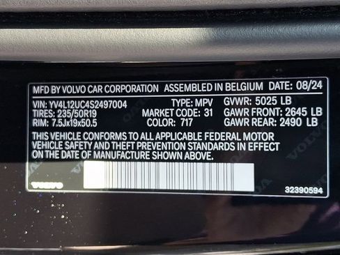 Certified 2025 Volvo XC40 B5 Plus w/ Climate Package AWD/4WD image 28