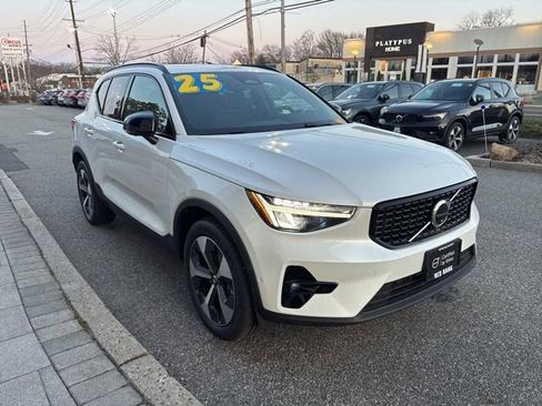 Used 2025 Volvo XC40 B5 Plus AWD/4WD image 7