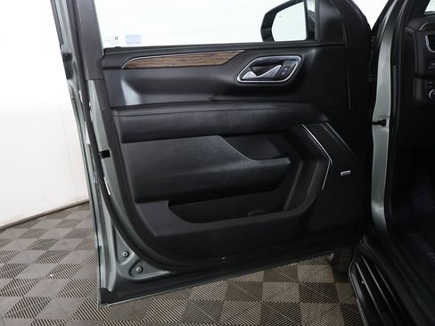 Used 2023 Chevrolet Suburban Premier image 25