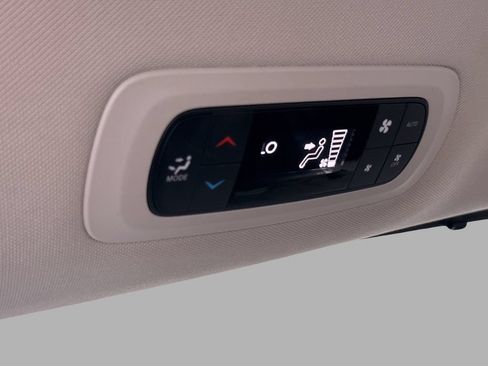 Used 2024 Chrysler Pacifica Touring-L FWD image 23