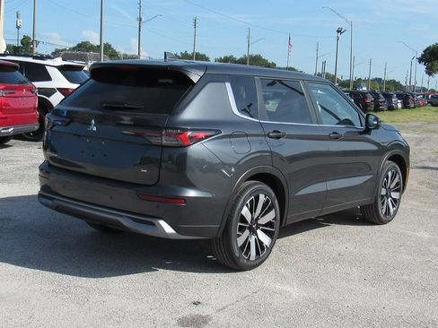 New 2025 Mitsubishi Outlander SE image 3