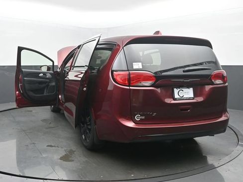 Used 2020 Chrysler Pacifica Touring w/ S Appearance Package FWD image 54
