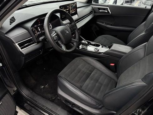 Used 2025 Mitsubishi Outlander SE image 18