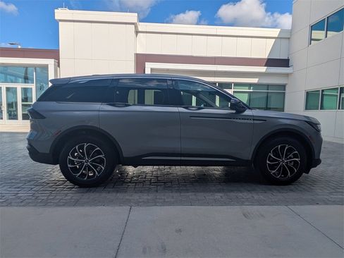 Certified 2025 Lincoln Nautilus Premier image 3