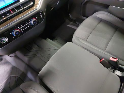 Used 2024 Chevrolet Silverado 1500 LT AWD/4WD image 25