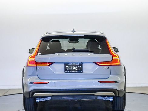 Certified 2025 Volvo V60 B5 Cross Country Plus AWD/4WD image 3