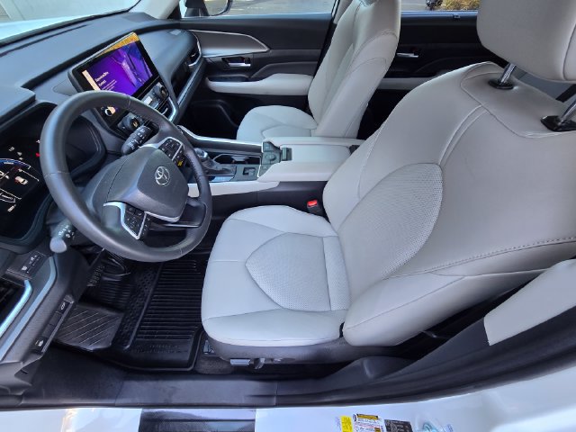 Used 2024 Toyota Grand Highlander AWD Hybrid image 21