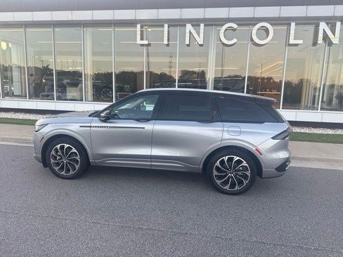 Used 2024 Lincoln Nautilus Reserve w/ Equipment Group 202A AWD/4WD image 9