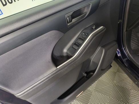 Used 2020 Toyota Highlander LE FWD image 13
