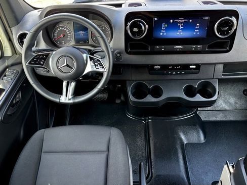 Used 2025 Mercedes-Benz Sprinter 2500 image 21
