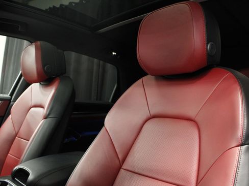 Certified 2025 Porsche Cayenne AWD/4WD image 34