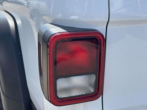 Certified 2023 Jeep Gladiator Rubicon w/ Cold Weather Group AWD/4WD image 11