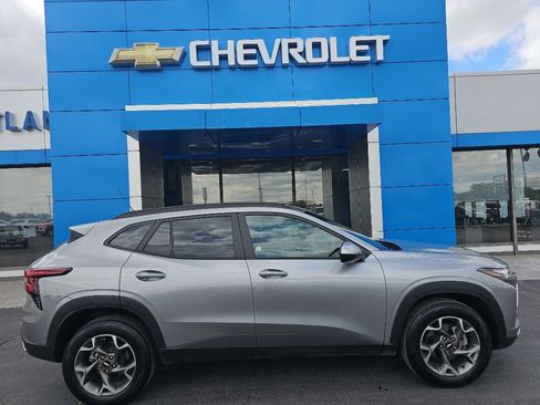Used 2025 Chevrolet Trax LT w/ LT Convenience Package FWD image 2