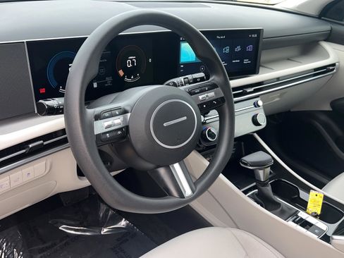 Certified 2025 Hyundai Tucson SEL image 9