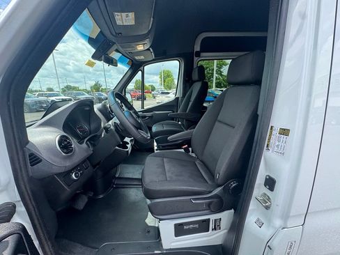 Used 2025 Mercedes-Benz Sprinter 2500 image 8