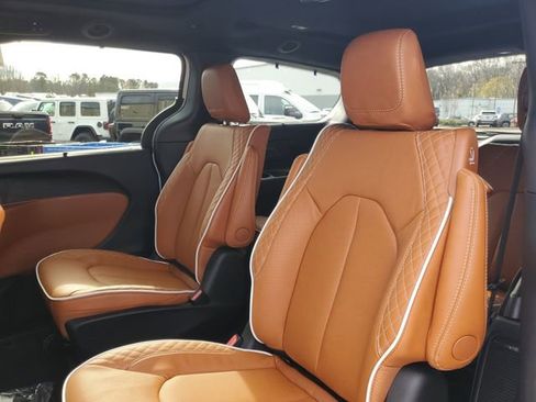 New 2026 Chrysler Pacifica Pinnacle image 10