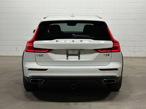 Used 2020 Volvo V60 T5 Cross Country image 8